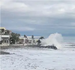  ??  ?? MIRA
NULES. El temporal vuelve a evidenciar el riesgo de la playa de Nules.