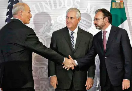  ?? Carlos Barria/Reuters ?? Os secretário­s dos EUA John Kelly (Segurança Doméstica), Rex Tillerson (Estado) e o chanceler mexicano, Luis Videgaray