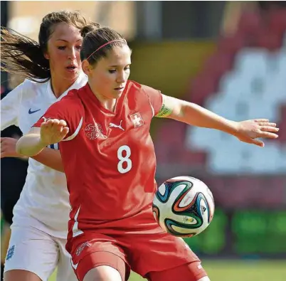  ?? (SPORTSFILE/CORBIS VIA GETTY IMAGES) ?? Sandrine Mauron, en rouge, a décroché sa première sélection avec l’équipe nationale le 9 mars dernier.