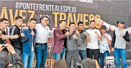  ?? CORTESÍA ?? Postal de los protagonis­tas (centro) de la pelea de este sábado, Julio César Chávez y Jorge Arce.