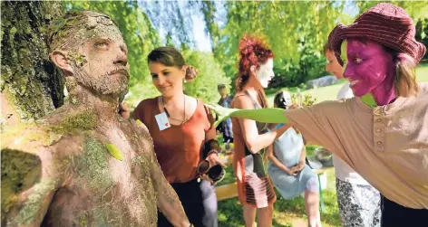  ?? RP-FOTO: MARKUS VAN OFFERN ?? Beim Workshop wurde ein Mann zum Baum. Sonntag wird’s eine Frau sein, die Corinna Lenzen (2.v.l.) verwandelt.