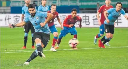  ??  ?? Luis Suárez marcó de penalti el primer tanto del encuentro El azulgrana fue objeto de la pena máxima FOTO: FEDERACIÓN URUGUAYA