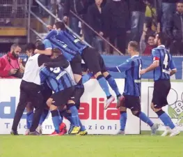  ??  ?? L’abbraccio dei nerazzurri a Varela, autore del primo gol del Pisa