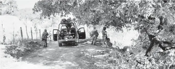  ?? FOTO: EL DEBATE ?? >Elementos de la BOMU durante un operativo en la sierra de Choix.