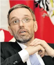  ?? BILD: SN/APA/HANS PUNZ ?? Innenminis­ter Herbert Kickl (FPÖ) möchte die Asylzahlen senken.