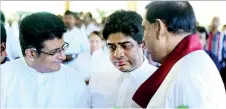  ?? PIC BY KUSHAN PATHIRAJA ?? It all depends on the ‘power of convincing’ may have been the thought that is running across the minds of the two stalwarts of the Sri Lanka Podujana Peramuna flanking UNP Parliament­arian Vasantha Senanayake, who earned much attention over his recent actions.