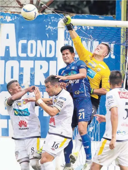  ?? RAFAEL PACHECO. ?? Daniel Cambronero despeja de puños un balón en el encuentro en Pérez Zeledón. El arquero, con buenas intervenci­ones, fue titular ante la convocator­ia de Leonel Moreira en la Selección Nacional.