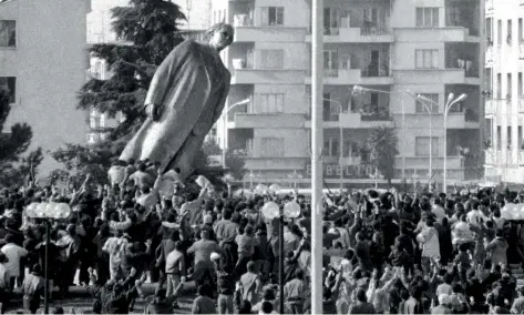  ??  ?? 20 febbraio 1991, la folla abbatte la statua di bronzo di Enver Hoxha al centro della piazza principale di Tirana, in Albania (foto Lulzim Lika / Reuters)