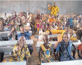  ?? FOTO: PRIVAT ?? Schüler in Burkina Faso auf Schulbänke­n, die mit Spenden der SZ-Leser finanziert wurden.