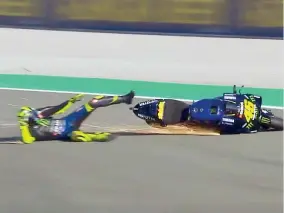  ?? (Ipp) ?? Scivolata
Valentino Rossi, 40 anni, cade al Ricardo Tormo di Valencia tradito dalle gomme fredde