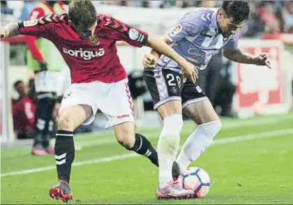  ?? FOTO: V. LLURBA ?? Arnaiz protege el balón, durante su etapa con el Valladolid