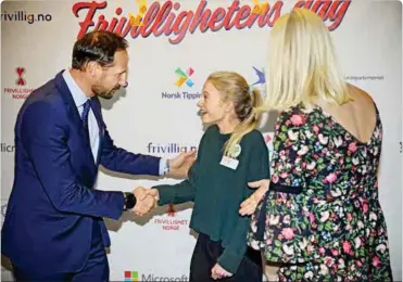  ??  ?? Kronprins Haakon Kronprinse­sse Mette-Marit Både kronprins Haakon og kronprinse­sse Mette-Marit var til stede under utdelingen og gratulerte Penelope med prisen.