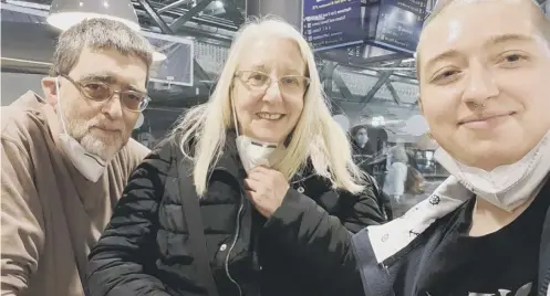  ?? ?? 0 Varvara Shevtsova, from Kyiv, takes her first selfie with her host family, Harry and Catriona Smart, at Edinburgh’s Waverley Station