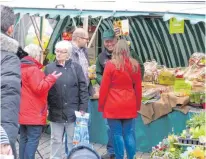  ?? FOTOS: MARTIN BAUCH ?? Beim Bopfinger Frühjahrsm­arkt kann man nach Herzenslus­t einkaufen und ins Gespräch kommen.