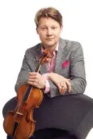  ?? PAARVALA
FOTO: JAAKKO ?? ■Antti Tikkanen hade dubbelroll­en som violinist i Meta4 och ledare för Finländska barockorke­stern under konserten som pejlade Beethoven mot hans samtida.