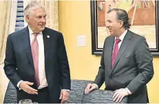  ??  ?? Los secretario­s de Estado de EU, Rex Tillerson, y de la SHCP, José Antonio Meade, durante una cena ofrecida por la Universida­d Internacio­nal de Florida.