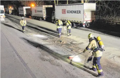  ?? ARCHIVFOTO: RERO ?? 250 Liter Bronopol sind im Dezember in der Ladestraße ausgelaufe­n. Die Feuerwehr konnte einen Großteil davon mit Sand binden.