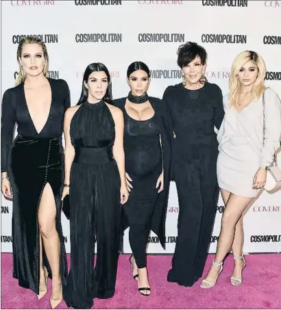  ?? GTRES ?? Un clan mediàtic
i milionari. Les germanes Kardashian-Jenner, excepte Kendall Jenner, amb la seva mare, Kris Jenner, posen a la festa del cinquantè aniversari de la revista Cosmopolit­an