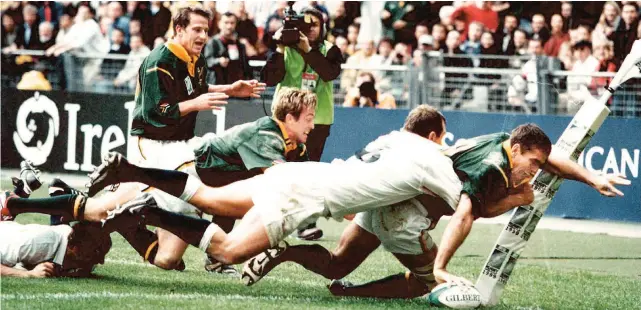  ?? PICTURE: TOUCHLINE PHOTO ?? FIGHTING SPIRIT: Former Springbok captain Joost van der Westhuizen scores against England in the 1999 Rugby World Cup quarter-final in Paris.