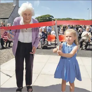  ?? 25_c26dunaver­ty01 ?? Janet Ferguson and Grace Irvine cut the ribbon.