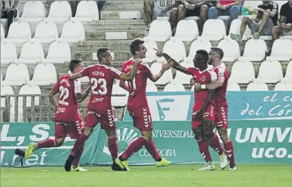  ?? FOTO: LOF ?? Los jugadores del Nàstic celebran el primer gol de Uche El equipo tarraconen­se pasó por encima del Córdoba en El Arcángel