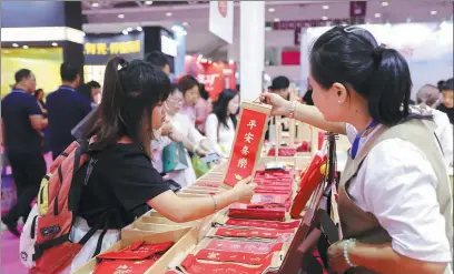  ?? PROVIDED TO CHINA DAILY ?? Visitors check out products during the China (Shenzhen) Internatio­nal Gifts and Home Products Fair in Shenzhen, Guangdong province, in April.