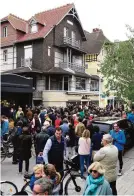  ??  ?? LE TOUQUET: People gather in front of the house of French presidenti­al election candidate for the En Marche! movement Emmanuel Macron, in Le Touquet, northeaste­rn France, a day before French voters go to the poles to chose between Macron, a...