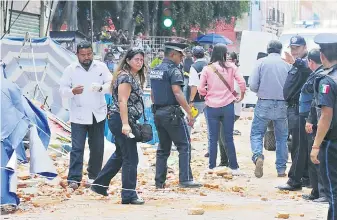  ??  ?? Momentos de desesperac­ión. Las personas salieron a las calles para estar a salvo, lejos de los interiores que amenazaban con venirse abajo.