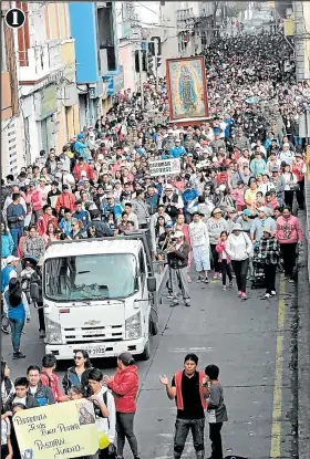  ?? Fotos: Yadira Illescas / EXTRA ?? 1. La peregrinac­ión será este sábado 9 de noviembre, desde Ambato hasta Santa Rosa. 2. Los creyentes rezan plegarias por los milagros recibidos y piden por sus familias.