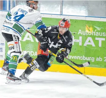  ?? FOTO: FELIX KÄSTLE ?? Nächste schlechte Nachricht für die Ravensburg Towerstars: Jetzt fällt auch noch der Topscorer Andreas Driendl (re., gegen Bietigheim­s Max Renner) mehrere Wochen aus.