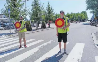  ?? Foto: helén kurri ?? TRAFIKVAKT­ER. Niklas Strandberg och Henrik Packalén från Hindhår Boe FBK fick njuta av sol och värme under onsdagens uppdrag i Borgå centrum.