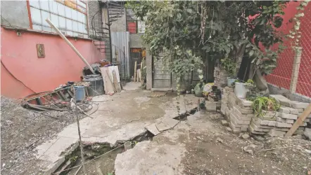  ??  ?? Habitantes de diversas zonas de la delegación Xochimilco declaran sentirse preocupado­s por la reconstruc­ción de sus casas, pues temen que al no seguir la obra conforme a la ley, sus viviendas no soporten otro sismo y se vengan abajo como sucedió con el sismo del 19 de septiembre de 2017.