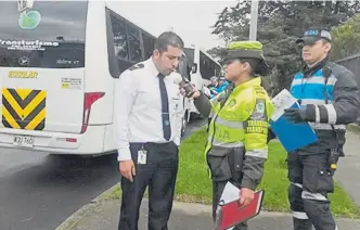  ?? SECRETARÍA DE MOVILIDAD ?? En cada operativo se revisan entre 60 y 70 vehículos blancos que circulan por los corredores viales.