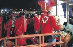  ?? EUROPA PRESS ?? Un grupo de migrantes a su llegada a Motril, ayer.