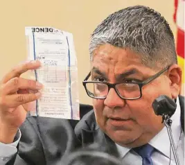  ?? Jerry Lara/staff photograph­er ?? Ex-webb County investigat­or Jose Ugarte identifies evidence during the capital murder trial of former Border Patrol supervisor Juan David Ortiz.