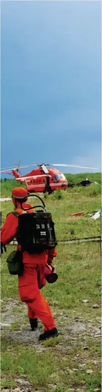  ??  ?? Two forest fires broke out, one on May 19 and the other on May 21, 2016, in the Greater Hinggan Mountains in China. The detachment sent out three helicopter­s to transport firefighte­rs and performed water drops with buckets to support the ground...