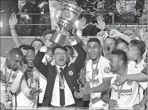  ??  ?? Eintracht Frankfurt heeft na jaren weer een hoofdprijs kunnen winnen. Het team won zijn laatste prijs in 1988. (Foto: ESPN)