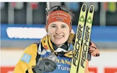  ?? FOTO: H. SCHMIDT/DPA ?? Stolz zeigt Janina Hettich-Walz ihre Silbermeda­ille: Platz zwei bei der WM ist der größte Erfolg ihrer bisherigen Biathlon-Karriere.