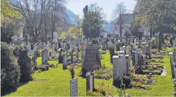  ?? FOTO: DPA ?? Beengte Verhältnis­se: der Alte Friedhof in Berchtesga­den.