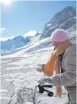  ??  ?? Josefine Hüttle genießt von der Zugspitze aus den Blick auf mehr als 400 Gipfel.