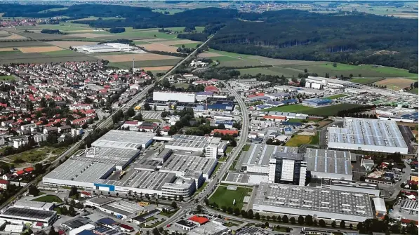  ?? Bild: Ulrich Wagner ?? Einer der größten industriel­len Standorte in Schwaben: Das Luftbild zeigt, wie stark die Maschinenb­au Firma Grob in Mindelheim gewachsen ist.