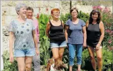  ??  ?? Ces dames qui oeuvrent pour la 1ère place au concours des villages fleuris