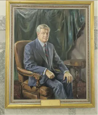  ?? IAN KUCERAK/ FILES ?? Peter Lougheed’s portrait in the Alberta legislatur­e. Jason Kenney often criticized aspects of Lougheed’s legacy when he was a Canadian Taxpayers Federation advocate, and later as a Reform Party MP.