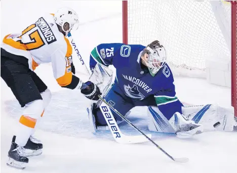  ?? THE CANADIAN PRESS/JONATHAN HAYWARD ?? Philadelph­ia Flyers right winger Wayne Simmonds is stopped by Vancouver Canucks goalie Jacob Markstrom on Thursday night at Rogers Arena. Markstrom stopped 22 of 25 shots he faced in the loss. The Canucks managed 37 shots on net.