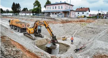  ?? Fotos: Ulrich Wagner ?? Erst vor gut einer Woche haben die Arbeiten am Türkheimer Bahnhof richtig begonnen. Oben sind noch die Reste eines Gleises zu sehen, unten steht der Bauarbeite­r in der Grube, wo schon bald die Bahnhofsun­terführung entstehen wird.