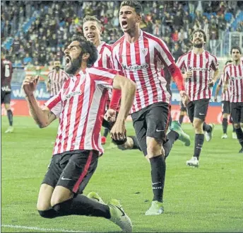  ?? FOTO: EFE ?? Oportunist­a Raúl García aprovechó un mal despeje de Ramis para marcar el gol del triunfo de los leones