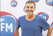  ?? (Photo J.-S. G.-A.) ?? L’Azuréen Albert Spano a entamé sa deuxième saison pour la matinale de la radio RFM, vendredi matin, au camping Homair de Cagnes-sur-Mer.