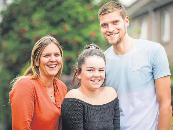  ?? Pictures: Kris Miller. ?? Emma Simpson back home in Letham, Perth, with mum Kirsty Wardlaw and dad Adam Storrar.