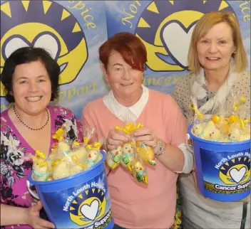  ??  ?? Maura Finnegan, Una Duffy and Anne Crombie with the hand knitted chicks on sale by the North Louth Hospice.