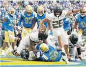  ?? MARCIO JOSE SANCHEZ/AP ?? Travis Dye set an FBS record with TDs on four straight runs during Oregon’s win over UCLA.